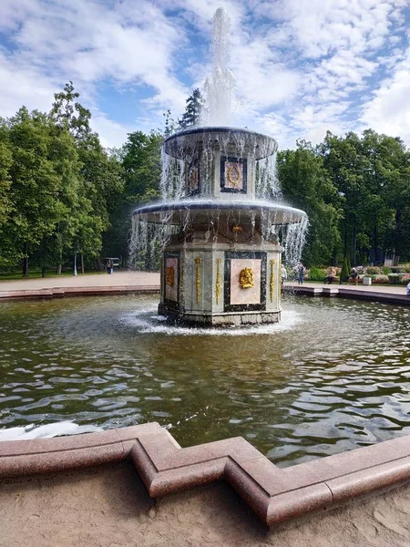 Vue décontractée sur les bâtiments et la décoration de Peterhof à l'automne, Russie — Photo