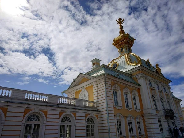 Vue décontractée sur les bâtiments et la décoration de Peterhof à l'automne, Russie — Photo