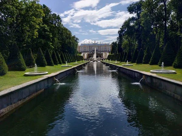 Vista casual de los edificios Peterhof y decoración en otoño, Rusia — Foto de Stock