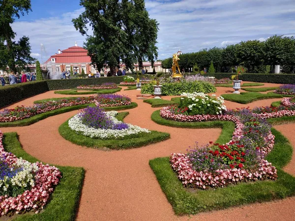 Vista casual de los edificios Peterhof y decoración en otoño, Rusia — Foto de Stock