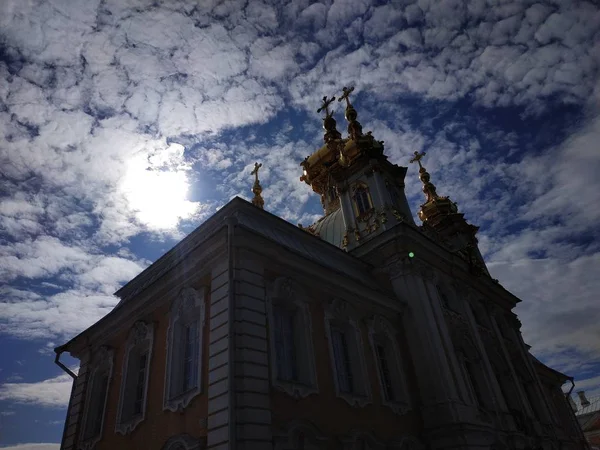 Przypadkowy widok na Peterhof budynków i dekoracji jesienią czasu, Rosja — Zdjęcie stockowe