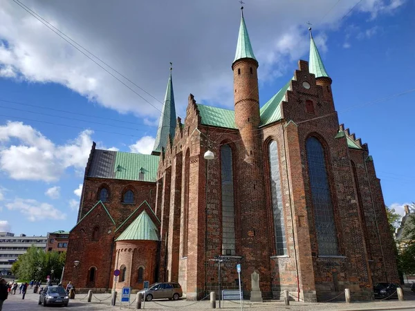 Aarhus, Denemarken - 18 september 2019: casual zicht op de gebouwen en het straatleven — Stockfoto