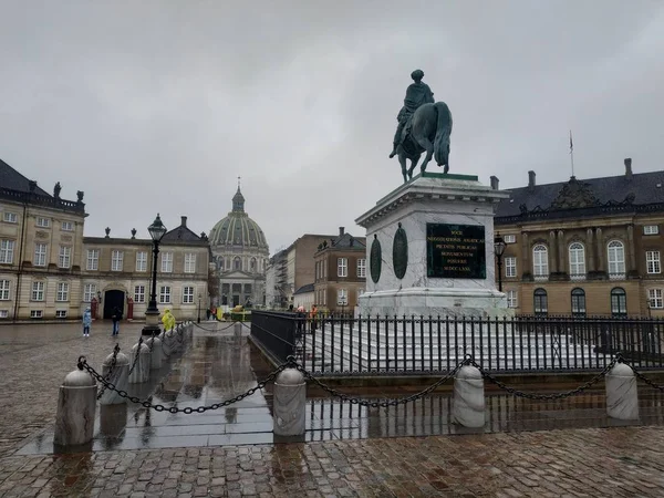 Vista casual de las esculturas de Copenhague con un clima nublado en el casco antiguo de la ciudad — Foto de Stock