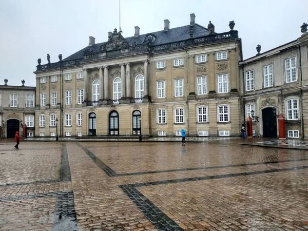 Kopenhagen, Denemarken - 27 september 2019: ongedwongen uitzicht op de gebouwen en architectuur van Amalienborg e thuisbasis van de Deense koninklijke familie — Stockfoto