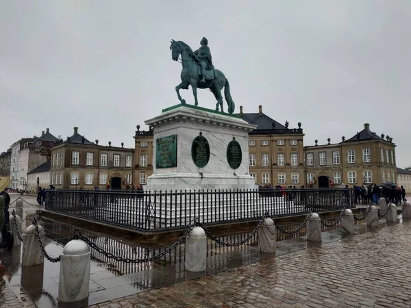 Rento näkymä veistoksia Kööpenhaminan pilvinen sää vanhassa osassa kaupunkia — kuvapankkivalokuva