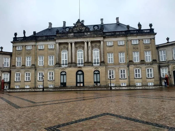 Kopenhagen, Denemarken - 27 september 2019: ongedwongen uitzicht op de gebouwen en architectuur van Amalienborg e thuisbasis van de Deense koninklijke familie — Stockfoto