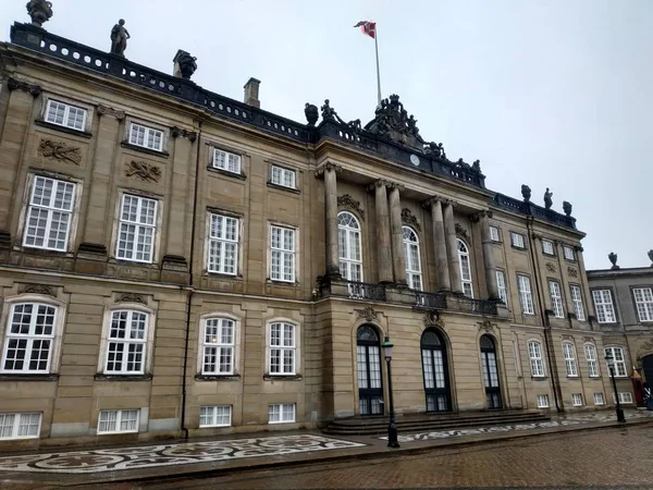 Kopenhagen, Denemarken - 27 september 2019: ongedwongen uitzicht op de gebouwen en architectuur van Amalienborg e thuisbasis van de Deense koninklijke familie — Stockfoto