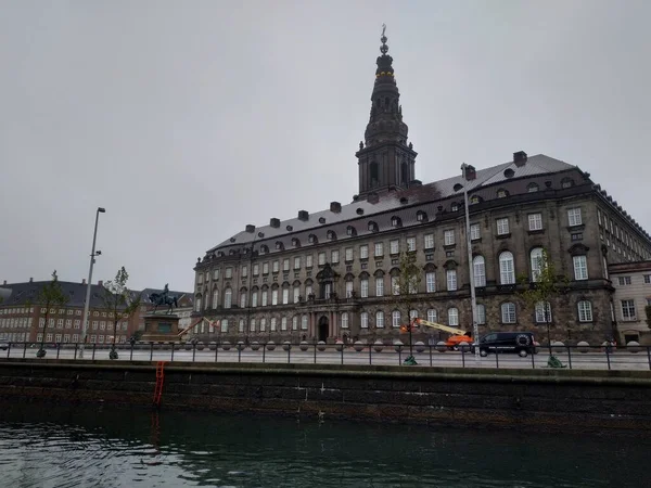 Kopenhaga, Dania - 27 września 2019: swobodny widok na budynki i architekturę z kanału łodzi — Zdjęcie stockowe