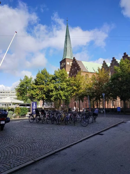 Aarhus, Dinamarca vista casual sobre os edifícios e a vida na rua — Fotografia de Stock