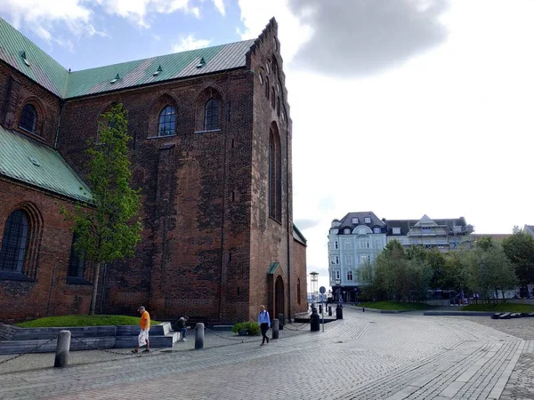 Aarhus, Dánsko - 9. srpna 2019: příležitostný pohled na budovy a pouliční život — Stock fotografie