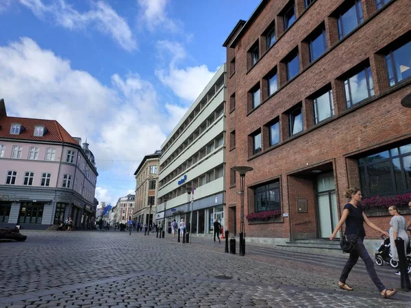 Aarhus, dänemark - 09. August 2019: lässiger Blick auf die Gebäude und das Straßenleben — Stockfoto