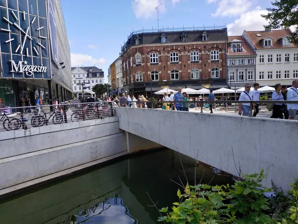 Aarhus, dänemark - 09. August 2019: lässiger Blick auf die Gebäude und das Straßenleben — Stockfoto
