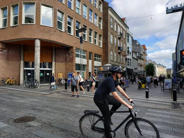 Aarhus, dänemark - 09. August 2019: lässiger Blick auf die Gebäude und das Straßenleben — Stockfoto