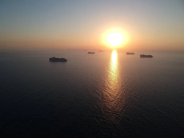 COVID-19 virüsü salgını sırasında açık denizde karantina zamanında gemi turu yapmak.