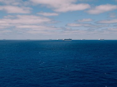 Bimini, Bahamalar - 28 Mart 2020: güneşli havada okyanusta karantina altında seyahat gemileri