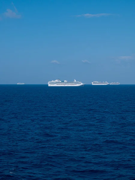 Bimini, Bahamalar - 28 Mart 2020: Güneşli havada okyanusta COVID-19 karantinasında seyahat gemileri