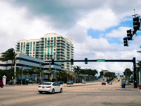 Fort Lauderdale Usa 2020 Március Kilátás Utcai Autóforgalomra Felhős Időben — Stock Fotó