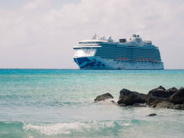 Prenses Cays, Bahamalar - 02 Mart 2020: Sakin okyanus adasına yanaşan yolcu gemisi