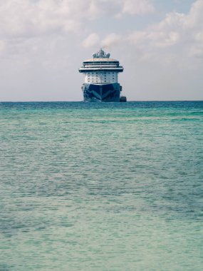 Prenses Cays, Bahamalar - 02 Mart 2020: Sakin okyanus adasına yanaşan yolcu gemisi