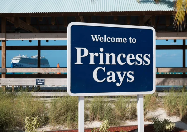 Princess Cays Bahamas März 2020 Kreuzfahrtschiff Legt Bei Ruhiger See — Stockfoto