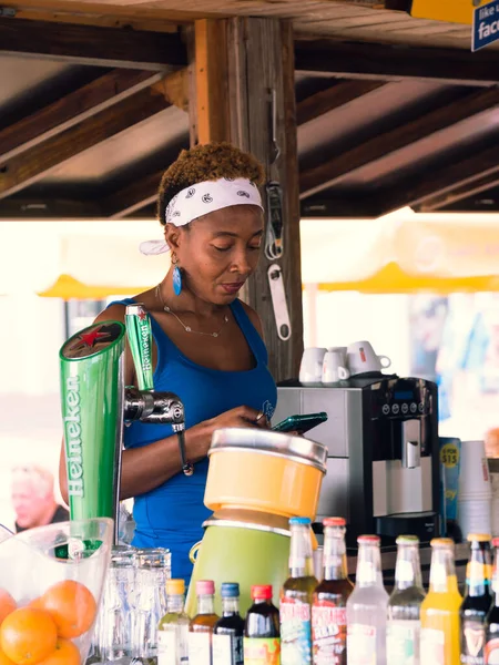 Saint Martin, Karayipler - 03 Nisan 2020: kadın yerel dükkanda telefona bakın.