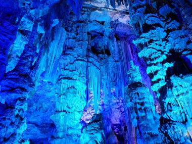 GIBRALTAR, İngiltere - 21 Ekim 2019: Cebelitarık kayasındaki St. Michael mağarasında sıradan bir manzara..