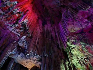 GIBRALTAR, İngiltere - 21 Ekim 2019: Cebelitarık kayasındaki St. Michael mağarasında sıradan bir manzara..