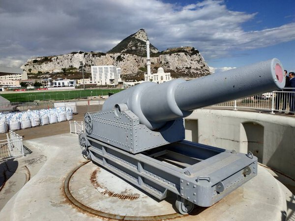 ГИБРАЛТАР, Великобритания - 21 ОКТЯБРЯ 2019 года: канонический вид на Гибралтарскую скалу
.