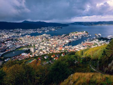 Norveç şehri Bergen caddelerinde panoramik manzara ve bulutlu havada binalar