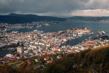 Norveç şehri Bergen caddelerinde panoramik manzara ve bulutlu havada binalar