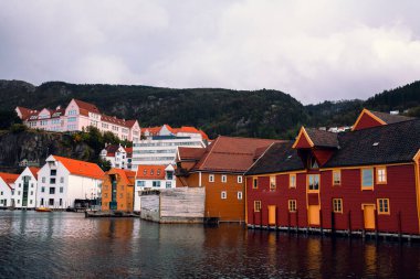 Norveç şehri Bergen caddelerinde panoramik manzara ve bulutlu havada binalar