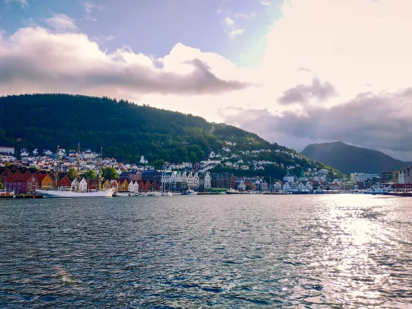 Panoramisch Uitzicht Noorwegen Stad Bergen Straten Gebouwen Bij Bewolkt Weer — Stockfoto