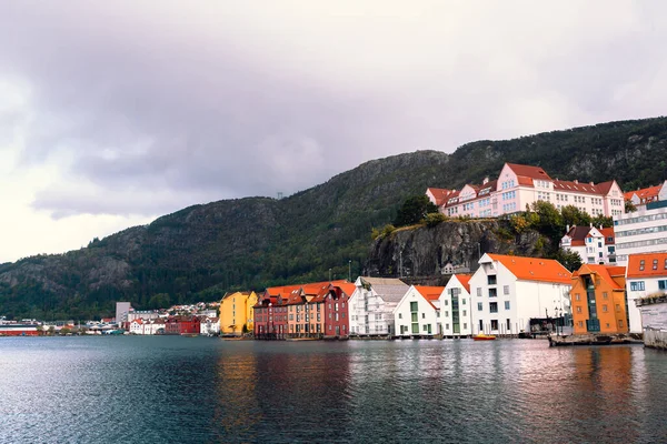 Панорамный Вид Улицы Здания Норвежского Города Облачной Погоде — стоковое фото