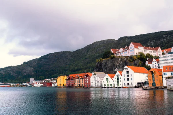 Norveç Şehri Bergen Caddelerinde Panoramik Manzara Bulutlu Havada Binalar — Stok fotoğraf