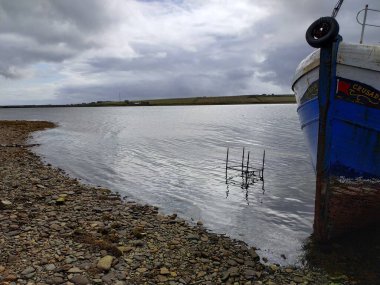 İskoçya 'daki St. Margaret Hope köyünde hava bulutlu.