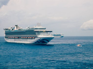 Bimini, Bahamalar - 25 Nisan 2020: Prenses Cruises yolcu gemileriyle açık denizde buluşmak ve tayfayı transfer etmek.
