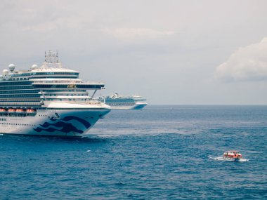 Bimini, Bahamalar - 25 Nisan 2020: Prenses Cruises yolcu gemileriyle açık denizde buluşmak ve tayfayı transfer etmek.