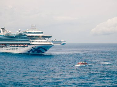 Bimini, Bahamalar - 25 Nisan 2020: Prenses Cruises yolcu gemileriyle açık denizde buluşmak ve tayfayı transfer etmek.