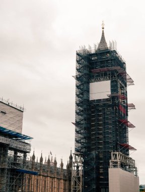 Londra, İngiltere - 09 Kasım 2020: Bulutlu bir havada Westminster Sarayı dış görünümü