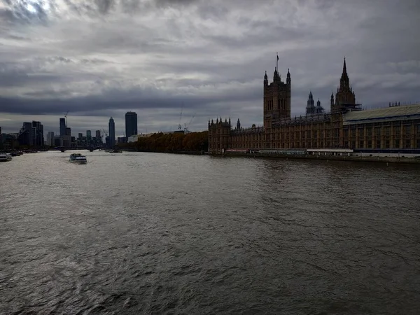 英国伦敦 2020年11月9日 多云天气下的威斯敏斯特宫外部景观 — 图库照片