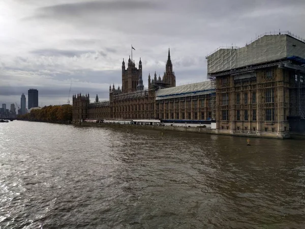 英国伦敦 2020年11月9日 多云天气下的威斯敏斯特宫外部景观 — 图库照片