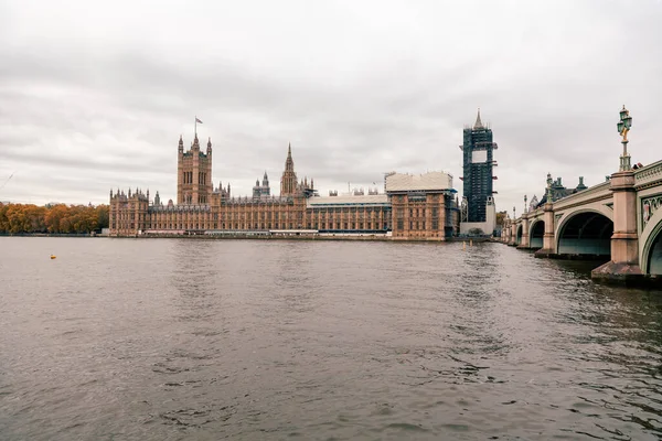 英国伦敦 2020年11月9日 多云天气下的威斯敏斯特宫外部景观 — 图库照片