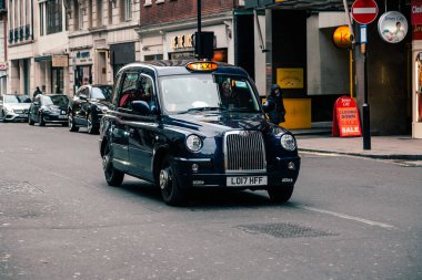 Londra, İngiltere - 09 Kasım 2020: Buckingham Sarayı yakınlarındaki Londra sokak hayatı ve mimarisi üzerine görüş