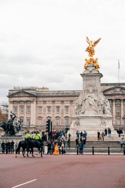 Londra, İngiltere - 09 Kasım 2020: Buckingham Sarayı yakınlarındaki Londra sokak hayatı ve mimarisi üzerine görüş