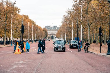 Londra, İngiltere - 09 Kasım 2020: Buckingham Sarayı yakınlarındaki Londra sokak hayatı ve mimarisi üzerine görüş