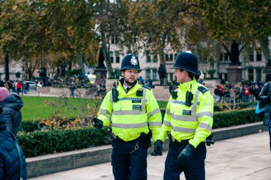 Londra, İngiltere - 09 Kasım 2020: Buckingham Sarayı yakınlarındaki Londra sokak hayatı ve mimarisi üzerine görüş