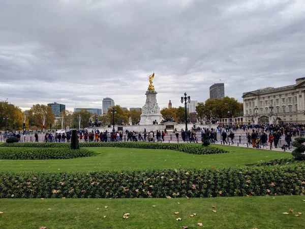 英国伦敦 2020年11月9日 英国白金汉宫附近的伦敦街道生活和建筑景观 — 图库照片