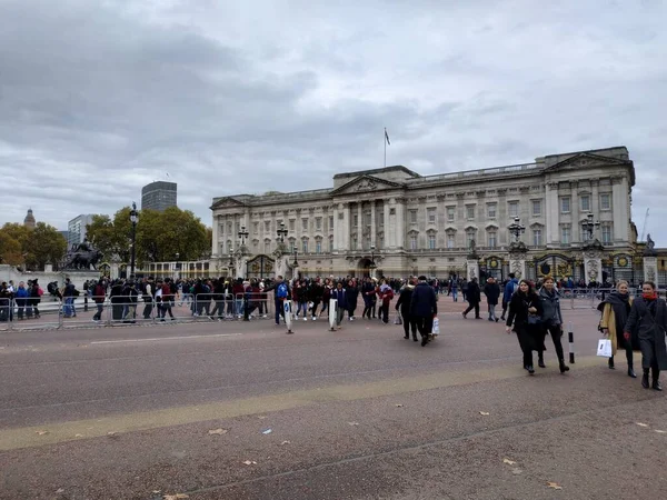 英国伦敦 2020年11月9日 英国白金汉宫附近的伦敦街道生活和建筑景观 — 图库照片