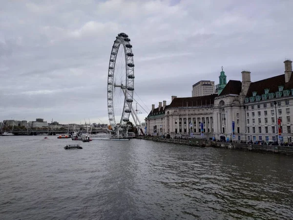 从远处看伦敦眼或千禧年轮 — 图库照片