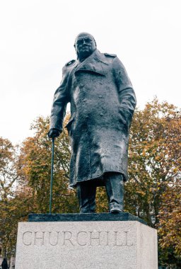 Londra, İngiltere - 9 Kasım 2019: Robert Clive 'ın 2. derece bronz heykeli, 1. Baron Clive, John Tweed tarafından, King Charles Street, Whitehall, Londra' da yer almaktadır.